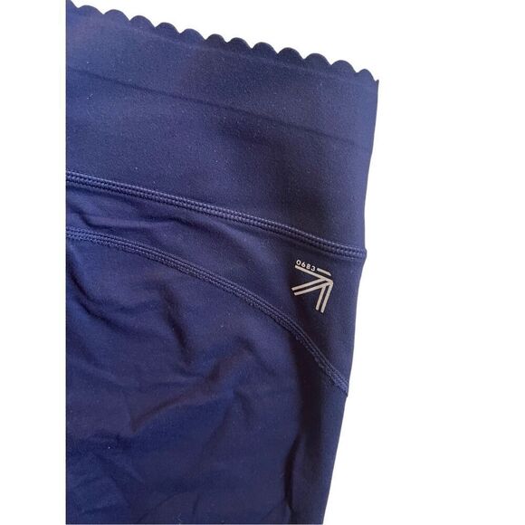 New Balance  Navy Blue Scalloped Waist Capri Leggings Size S - Picture 3 of 6